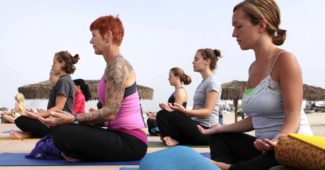 Kvinder der dyrker yoga